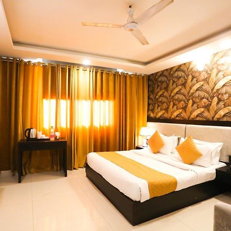 Hotel Aashiyana New Delhi Bagian luar foto