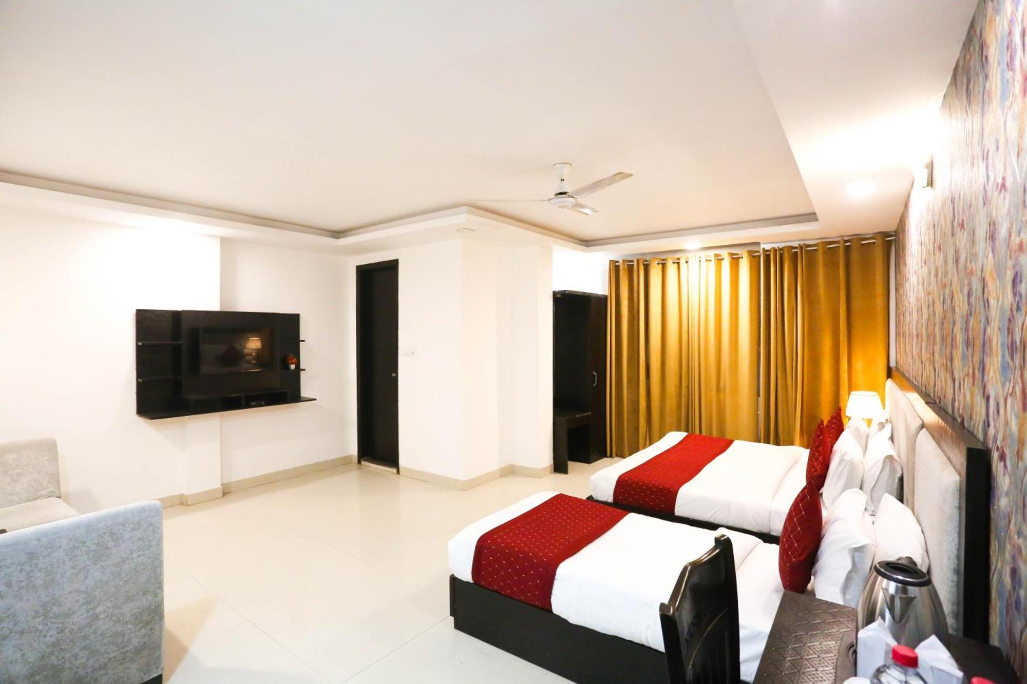 Hotel Aashiyana New Delhi Bagian luar foto
