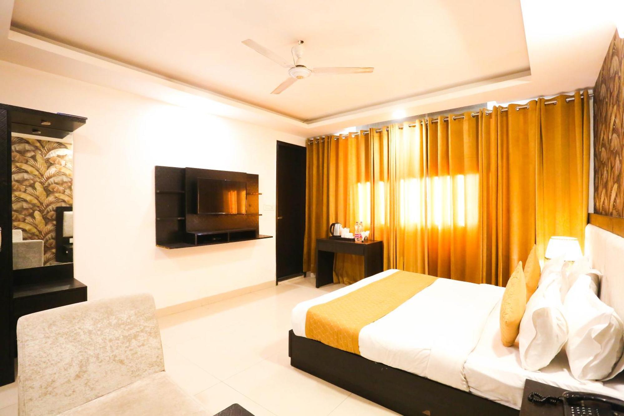 Hotel Aashiyana New Delhi Bagian luar foto