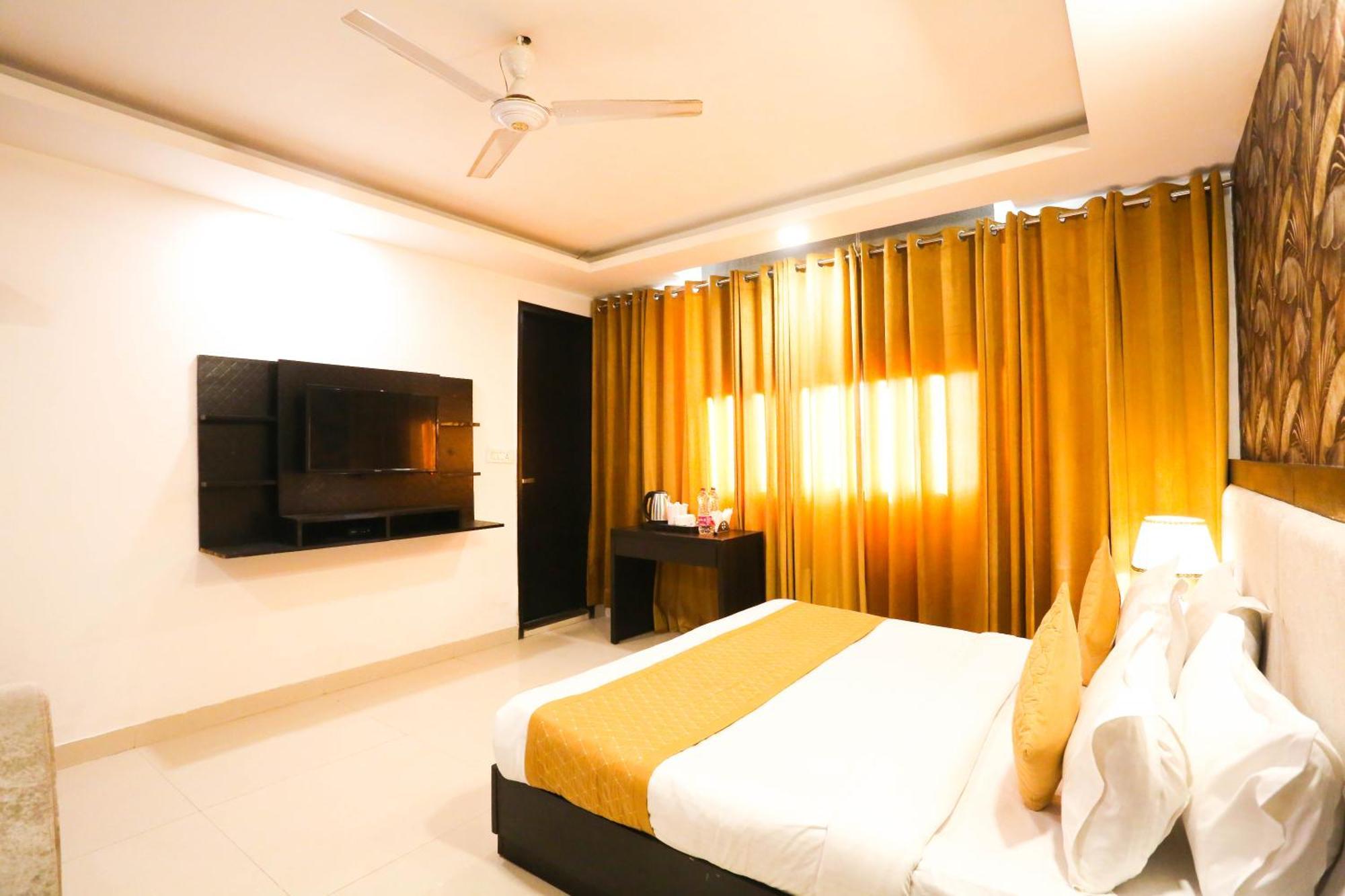 Hotel Aashiyana New Delhi Bagian luar foto
